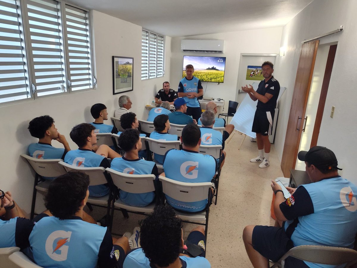 DV7AcademyMad's tweet photo. 🇪🇸 DV7 Madrid 🤝 DV7 Bayamón FC 🇵🇷

Seguimos formándonos. Seguimos creciendo 🌎

Compartiendo conocimiento, experiencias y nuestra pasión por el fútbol. Misma identidad, mismos valores ⚽️

¡Mucha suerte en esta nueva temporada! ❤️ https://t.co/T2AeHeDsBc
