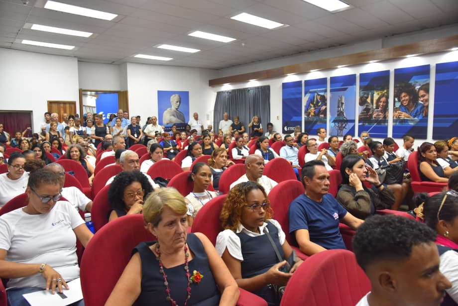 AlonsoSybel's tweet photo. 🇨🇺 Matutino especial a cargo de #OperacionesDeRed de @ETECSA_Cuba por el Centenario de Fidel, emotiva jornada con:

🌸 Ofrenda floral
📖 Poema de Carilda Oliver
📚 Lanzamiento de Tonito
🏅 Entrega de Medallas Mario Muñoz

¡Honor y compromiso con su legado! #Fidel100Años #Cuba 🇨🇺 https://t.co/lWg90uX1Gp