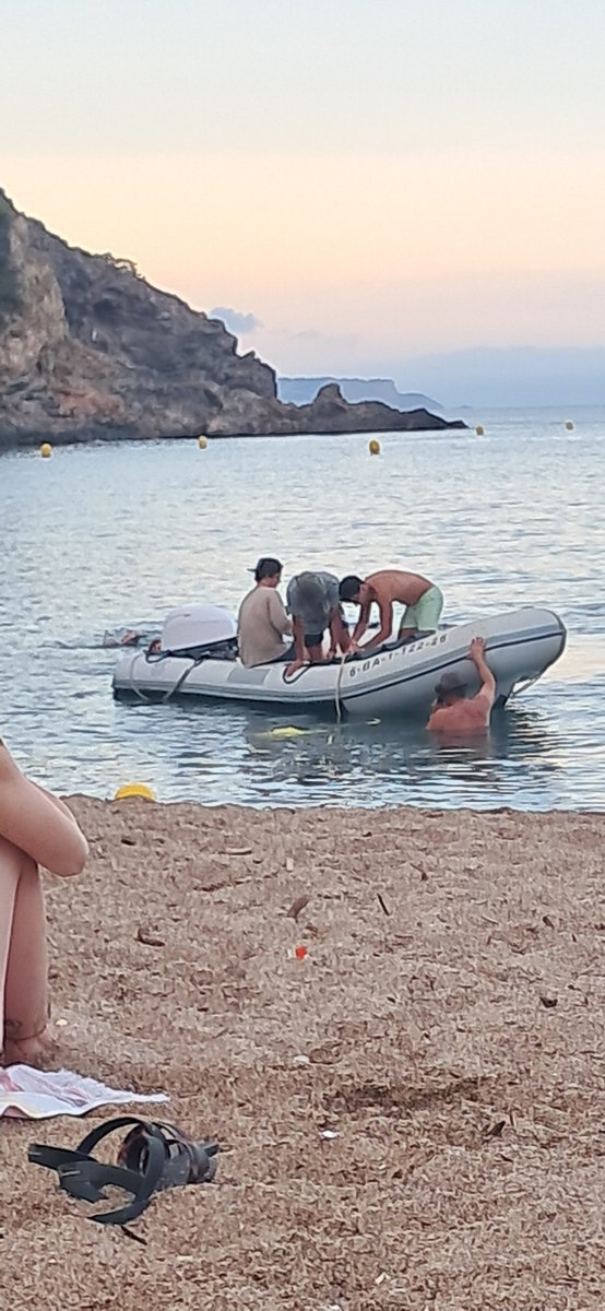 M_A_Xmas's tweet photo. Buenas, 
Mi nombre es Miguel alvaro navidad. Tras leer su último artículo acerca de la trágica muerte de Marc en Sa riera, le envío fotos de ayer en las que se puede ver como siguen trabajando en las mismas circunstancias realizando trabajos acuáticos a pulmón 
@MartaRodriguezF https://t.co/RKdN7ePFBQ