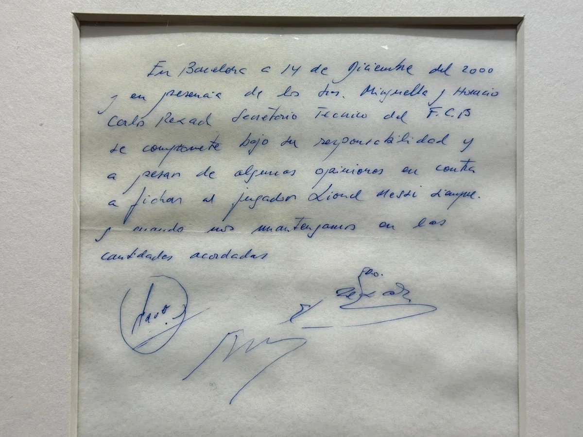 TraductorTeAma's tweet photo. La servilleta firmada en el año 2000, logro de Jorge Messi:

"En Barcelona, a 14 de diciembre de 2000 y en presencia de los señores Minguella y Horacio, Carles Rexach, director deportivo del FC Barcelona, se compromete, bajo su responsabilidad y con independencia de cualquier opinión contraria, a fichar al jugador Lionel Messi, siempre que se respeten las cantidades acordadas".