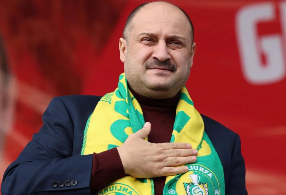 bagis_baris's tweet photo. Mehmet Kasım Gülpınar neden bazı kesimler tarafından sürekli eleştiriliyor ve sevilmiyor?

Mehmet Kasım Gülpınar’a yönelik eleştirilerin neden bu kadar yoğun olduğunu anlamak için yapılan hizmetlere de objektif şekilde bakmak gerekiyor.

Ulaşım konusunda önemli adımlar atıldı. Daha önce hiç dokunulmamış kırsal yollar asfaltlandı. Hizmetlerin bölge veya kesim ayrımı yapılmadan, mümkün olduğunca eşit şekilde dağıtılması için çalışmalar yürütüldü.

Kültür, sanat ve müzik alanında yapılan çalışmalarla bölgenin Türkiye’ye ve dünyaya tanıtılmasına katkı sağlandı.

Bunun yanında belediye hizmetlerinde şeffaflık ve liyakat vurgusu öne çıkarıldı. Personel alımlarında kura gibi şeffaf yöntemlerin kullanılması, torpil ve kayırmacılık iddialarının önüne geçilmesi açısından önemli bir adım olarak görüldü.

Elbette bir yöneticinin eleştirilebilecek yönleri olabilir. Ancak yapılan hizmetleri görmezden gelerek yalnızca siyasi veya kişisel nedenlerle sürekli olumsuz bir algı oluşturmak da hakkaniyetli değildir.

Asıl önemli olan; hizmetin kim tarafından yapıldığına değil, halka ne kazandırdığına bakmaktır. Mehmet Kasım Gülpınar’ın yaptığı çalışmalar da bu açıdan objektif şekilde değerlendirilmeli; eksikleri varsa eleştirilmeli, başarılı olduğu noktalar ise hakkıyla teslim edilmelidir.

#MehmetKasımGulpınar 
@sanliurfabld