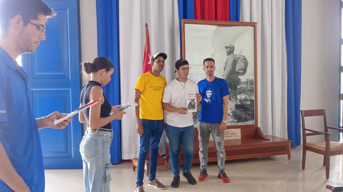 iliana_fp's tweet photo. 👉El Buró Provincial de la UJC en # Holguín, otorgó la condición jóvenes del centenario  de Fidel a tres trabajadores de ETECSA _Cuba Holguín. Muchas felicidades 🇨🇺 https://t.co/tSFvC8ADrI