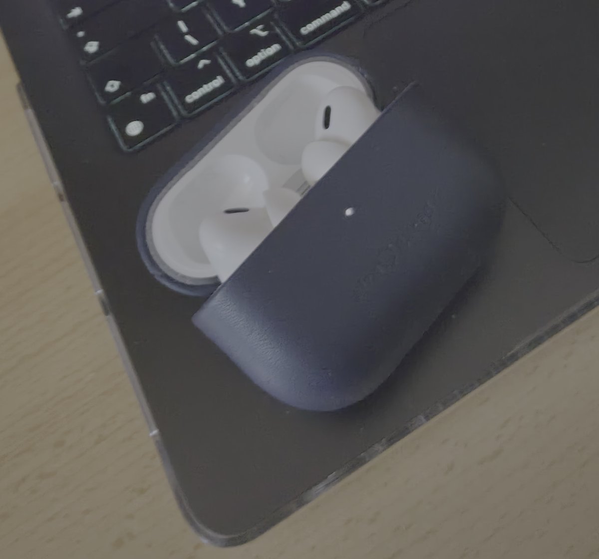 dosek's tweet photo. Prodám minimálně použitá sluchátka Apple AirPods Pro 2 s konektorem USB-C. Stáří jeden rok ale použité minimálně a pravidelně čištěné. Pouze v pouzdru - jako nová.
Ohledně dokázáním pravosti a původu sluchátek, dodám originál nákupní doklad z Pilulka, 
Kožený case v ceně. 2499 Kč https://t.co/JpgMTgZ3bd