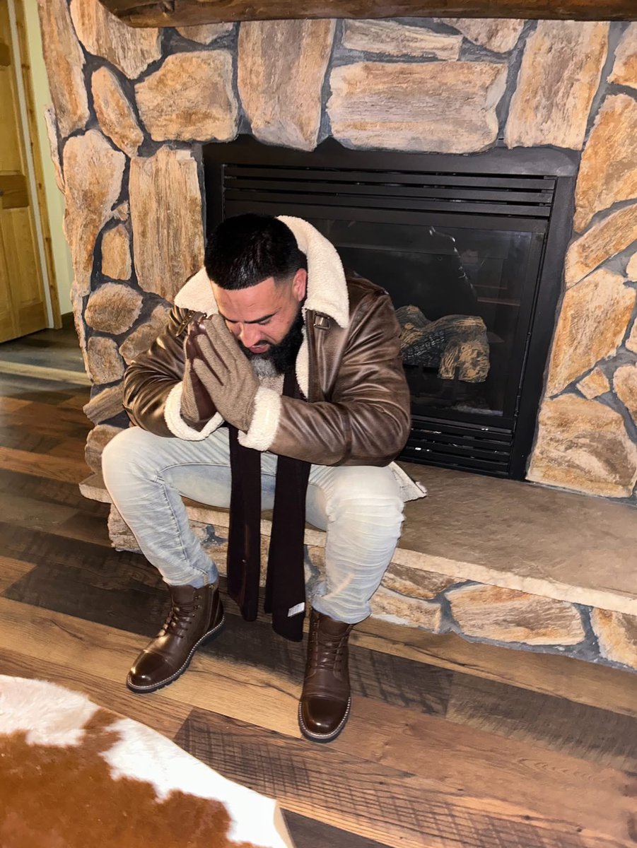 Lucasbrian40's tweet photo. Built in the city. Reset in the mountains. 🌃🔥 Peace hits different in the middle of the mountains. Cabin life 🏔️✨ https://t.co/jslK7dqs6Z