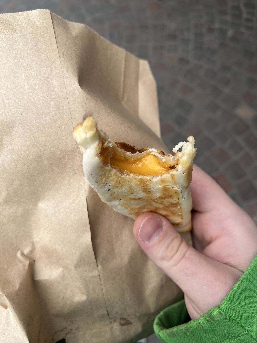 Encu5Candado's tweet photo. ¿bancan la empanada de cheeseburger? 

La concha de mi madre es muy rica https://t.co/lMlrlEPkUc