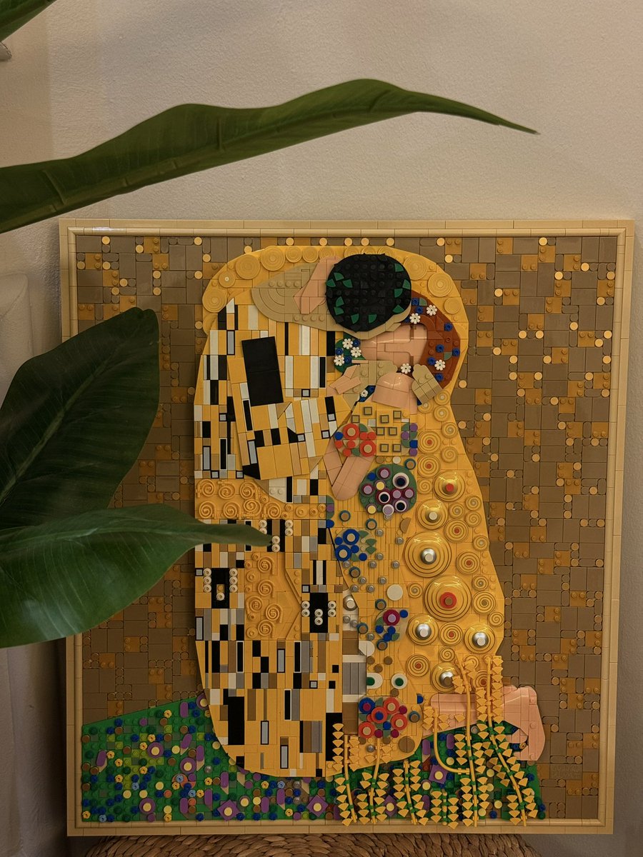 TheMaitha's tweet photo. تمت 🫶🏼 the kiss lego. https://t.co/vAfnJGkOA5