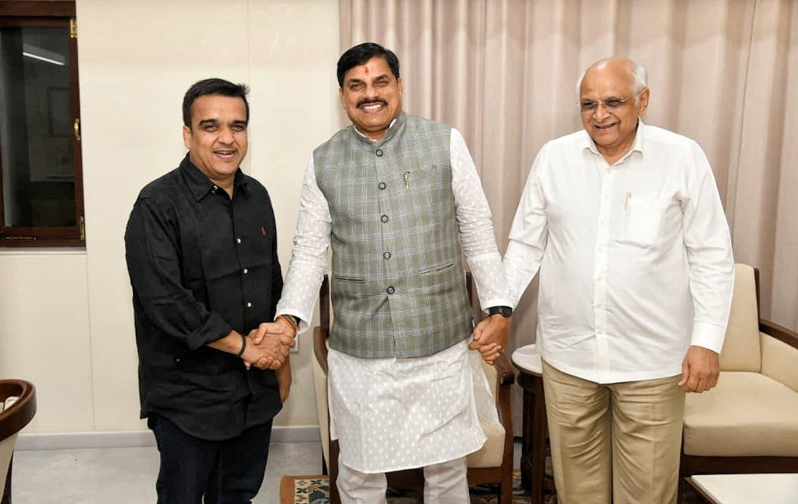 DrMohanYadav51's tweet photo. आज प्रवास के दौरान गांधीनगर में गुजरात के माननीय मुख्यमंत्री श्री @Bhupendrapbjp जी व माननीय उप-मुख्यमंत्री श्री @sanghaviharsh जी से सौजन्य भेंट की। https://t.co/ebZggyEWsb