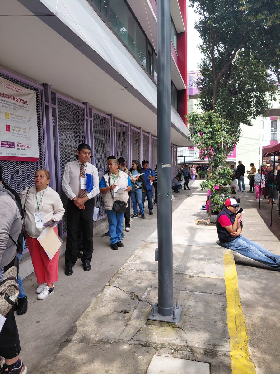 servimetcdmx's tweet photo. En coordinación con la @TrabajoCDMX , 105 comerciantes de los Pasos a Desnivel de Calzada de Tlalpan completaron con éxito su registro al Seguro de Desempleo.  
Brindamos respaldo y estabilidad económica a las y los trabajadores mientras avanzan los trabajos de rehabilitación. 🫱🏻‍🫲🏽 📷

 Consulta la información completa aquí: https://t.co/bGAdXEVzII