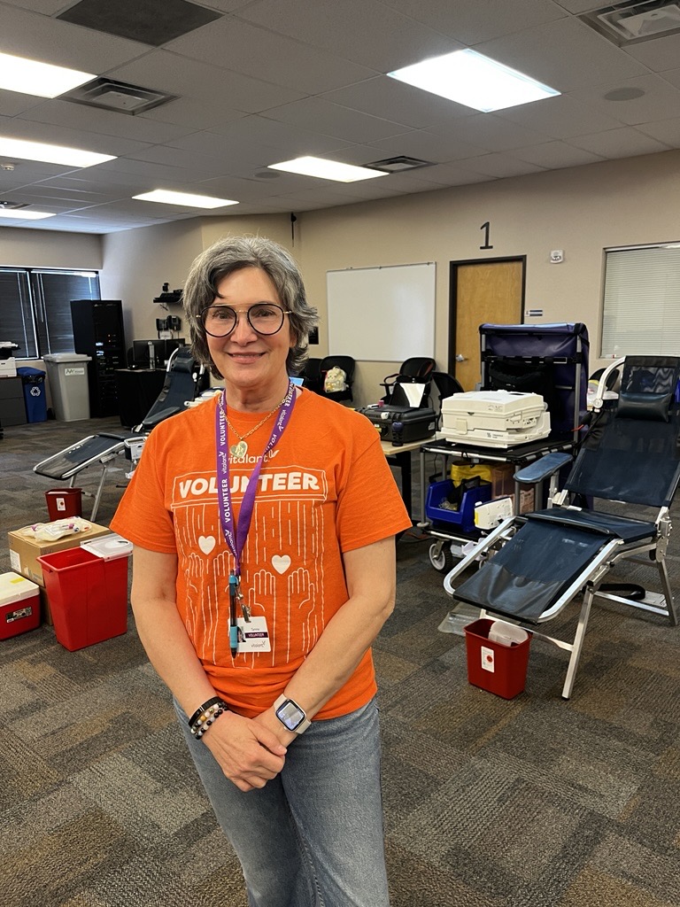 VitalantRM's tweet photo. When Tamme moved to the area, she was looking for a way to contribute &amp; meet people. Through volunteering with Vitalant, she found a rewarding community &amp; now helps make donors feel comfortable from the moment they arrive. Thank you for all you do, Tamme! https://t.co/Y9xVrMiSLF https://t.co/iKdMPG6TDX