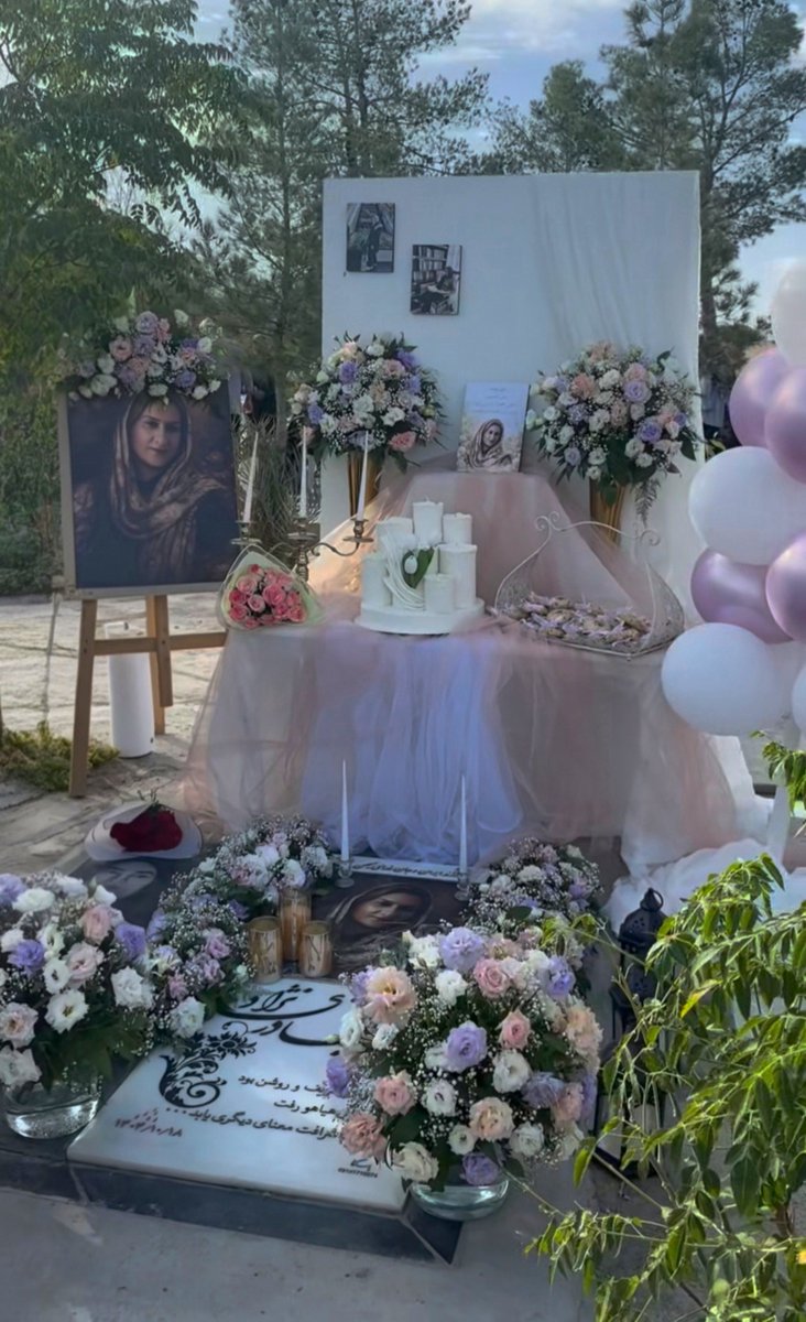 Immortalless's tweet photo. نویسنده و کارشناس ادبیات بود؛ ۴۷ ساله و مادر دو کودک ۸ و ۱۶ ساله.

این شیرزن چنان جانانه در ۱۸ و ۱۹ دی در خیابان جنگیده بود که نشانش کرده بودند؛ به حدی که روز ۱۹ دی مجبور شد ساعت‌ها زیر یک ماشین پنهان بماند.

روز ۲۰ دی، دوباره مترصد رفتن به خیابان بود که دید مأموران به دنبال دو جوان به‌شدت زخمی هستند. درِ خانه را برایشان باز کرد و خودش بیرون رفت تا جلوی آن مزدوران را بگیرد.

این جمله‌اش به خانواده، هرگز از یاد نمی‌رود:
«خون من، رنگین‌تر از جوانان این شهر نیست.»

جمهوری اسلامی، جاویدنام #عذرا_بهادری‌نژاد را به همراه آن دو جوان، روز ۲۰ دی در سبزوار با شلیک گلوله به شاهرگش کشت.