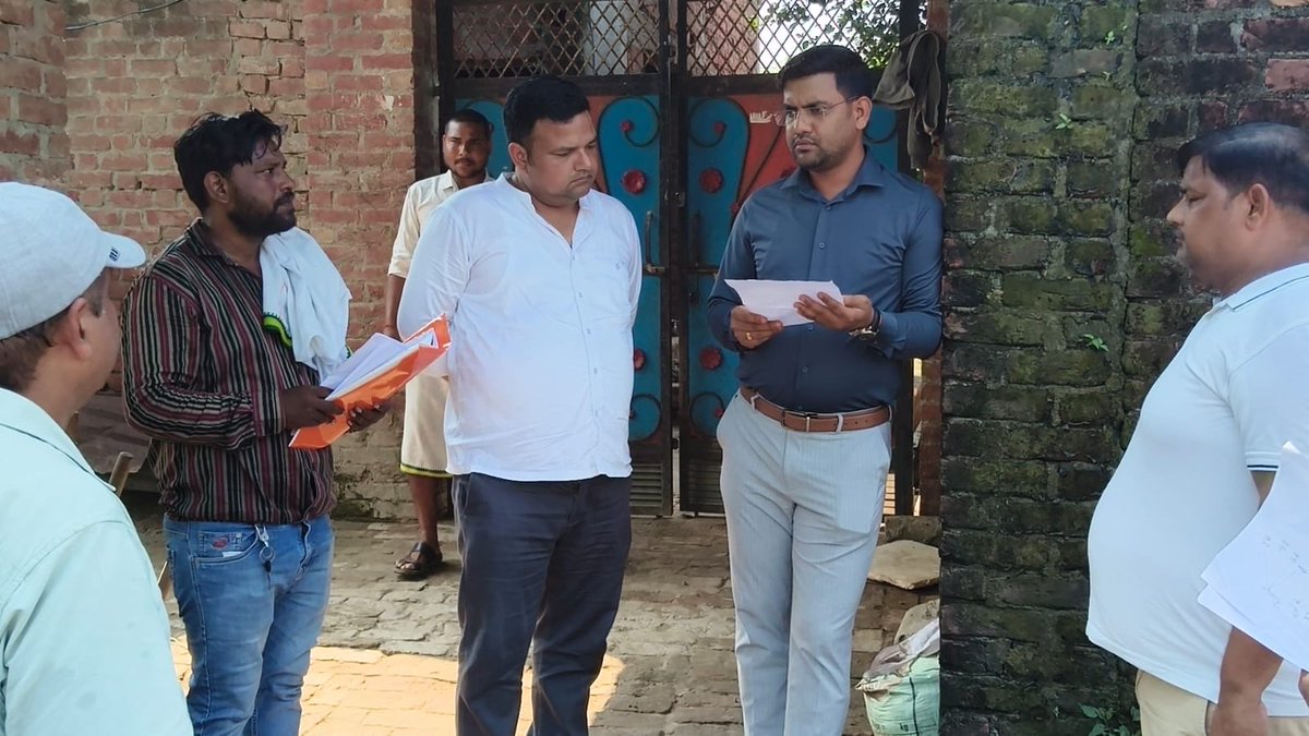 SDMAonlabareily's tweet photo. जन शिकायतों का त्वरित और संतुष्टिपरक निस्तारण शासन की प्राथमिकता है। @dmbareilly महोदय के निर्देशनुसार आज भूमि विवाद के एक प्रकरण में मौके पर जाकर पक्षों को सुना गया और निजी भूमि विवादों का निस्तारण न्यायालय में अपना पक्ष रखकर अनुतोष प्राप्त करने हेतु अवगत कराया गया।
@CMOfficeUP https://t.co/q8JCyV8GNX