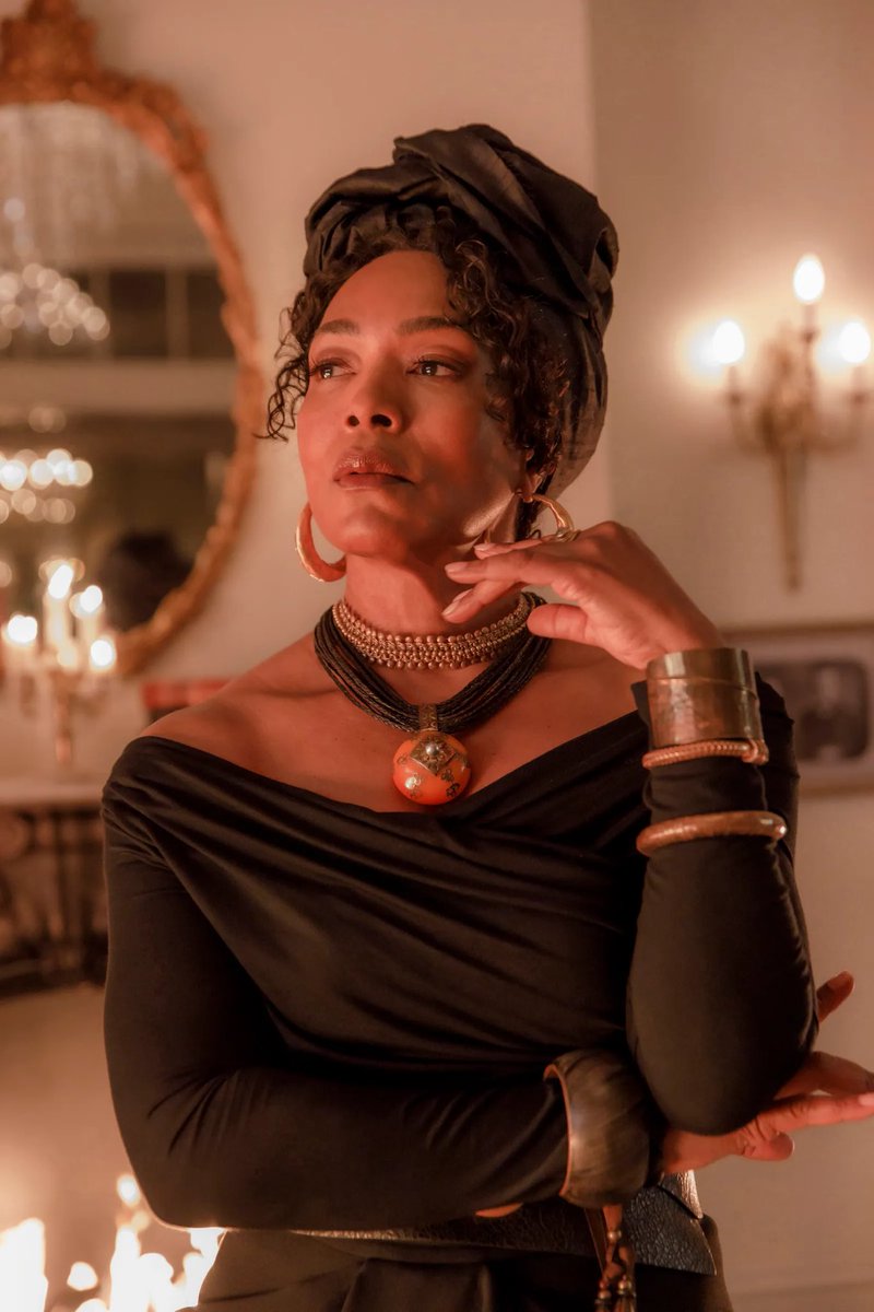 AHSZone's tweet photo. First look at Angela Bassett as Marie Laveau in “American Horror Story: 13.” https://t.co/iKWiJ4HseN
