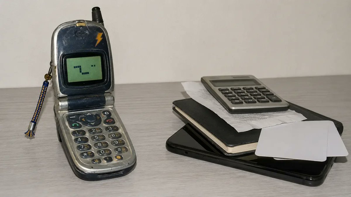 DumbPhoneGang's tweet photo. They put AI in the phone.

They put shopping in the phone.

They put work in the phone.

They put the casino in the phone.

Clacky put Snake in the phone and called it finished.

No apps. No problem. https://t.co/IwqQMN7bfG