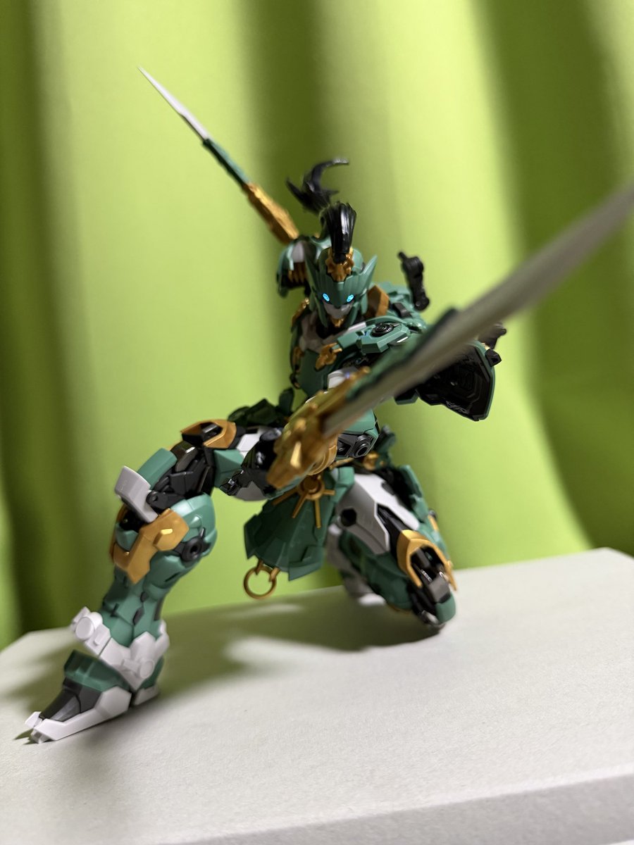 nobuo753's tweet photo. Amazonで中華プラモ買ってみたが思ったよりも組みやすかったし、
なんだこのカッコよさは！
しかも発光ギミックアリと各部に合金使われて3000円で買えるのバグだろ https://t.co/Rdlr8S3NYg