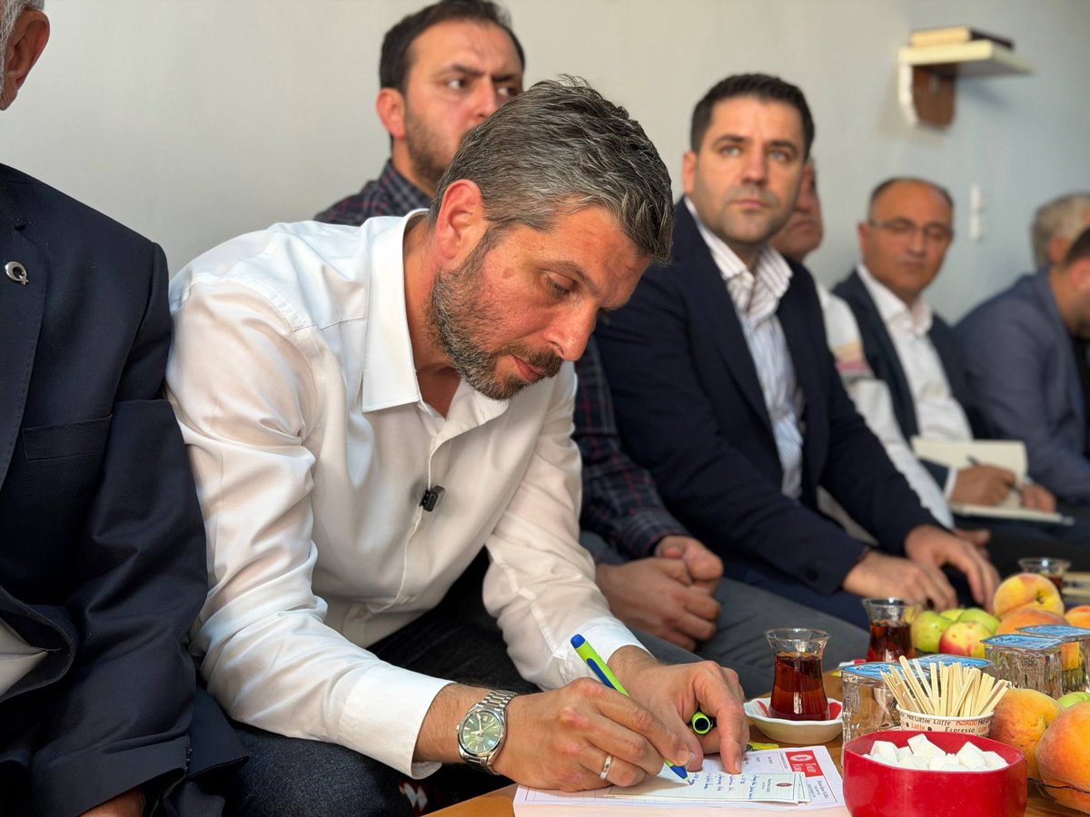 mahmutnazirli's tweet photo. İl Başkanımız Sn. Sencer Selmanoğlu, Merkez İlçe Başkanımız Sn. Hasan Çalışkan, Belediye Meclis Üyemiz Sn. Aydın Kara, Gençlik Kolları Başkanımız Sn. Koray Adsız, Mahalle Başkanımız Sn. Refik Alaca ve Mahalle Muhtarımız Sn. Hayrettin Tanyıldızı ile birlikte Rızaiye Mahallemizde hemşehrilerimizle buluştuk.Mahallemizin talep ve beklentilerini dinledik, yarınlarımıza dair sohbet ettik. 

Misafirperverlikleri ve sıcak karşılamaları için tüm Rızaiye Mahallesi sakinlerimize şükranlarımı sunuyorum.