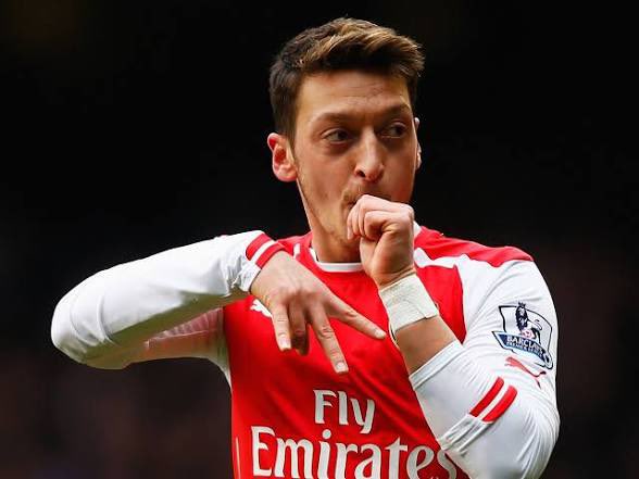 Jerrankingmedi9's tweet photo. Bias aside 

Manchester United have never produced a midfielder that touched ozil prime not even paul Scholes can come close.

Agree or disagree https://t.co/zj0GQZlaiZ