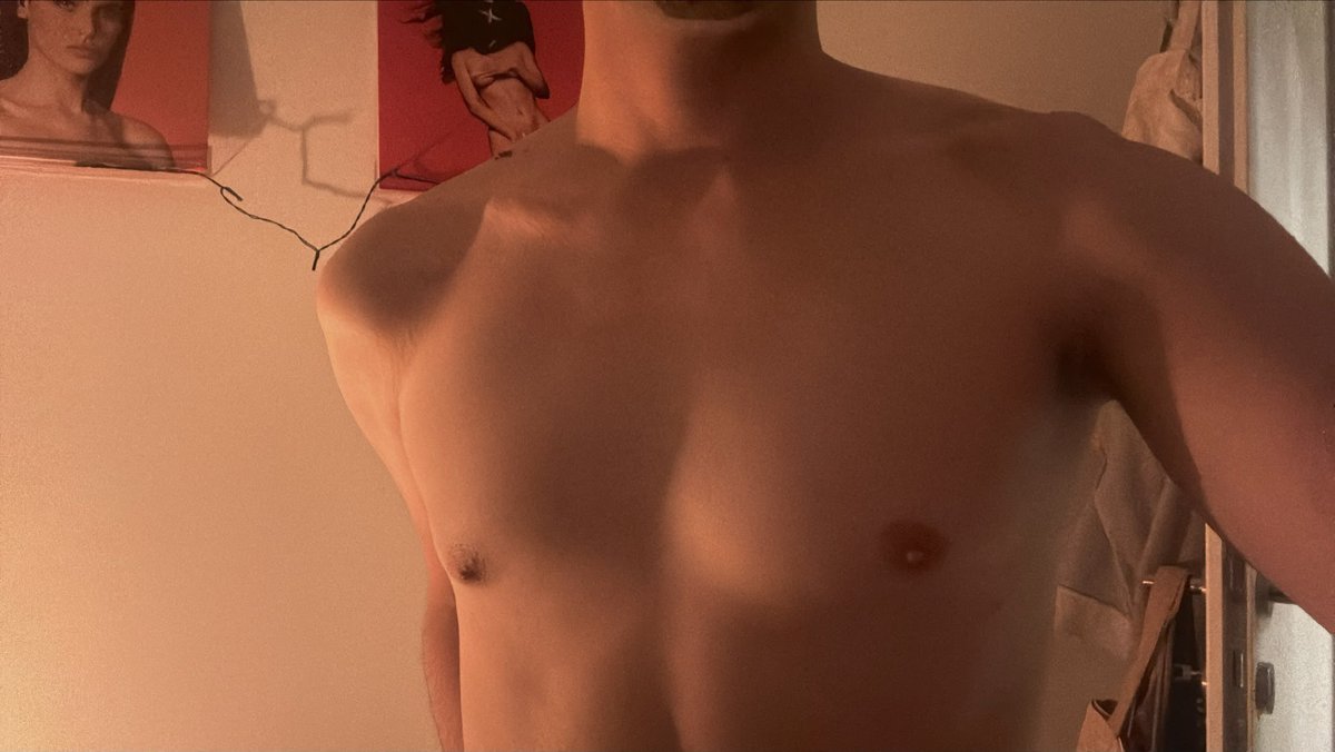PR0STITUTI0NS's tweet photo. boobs https://t.co/TE4ofFtZDd