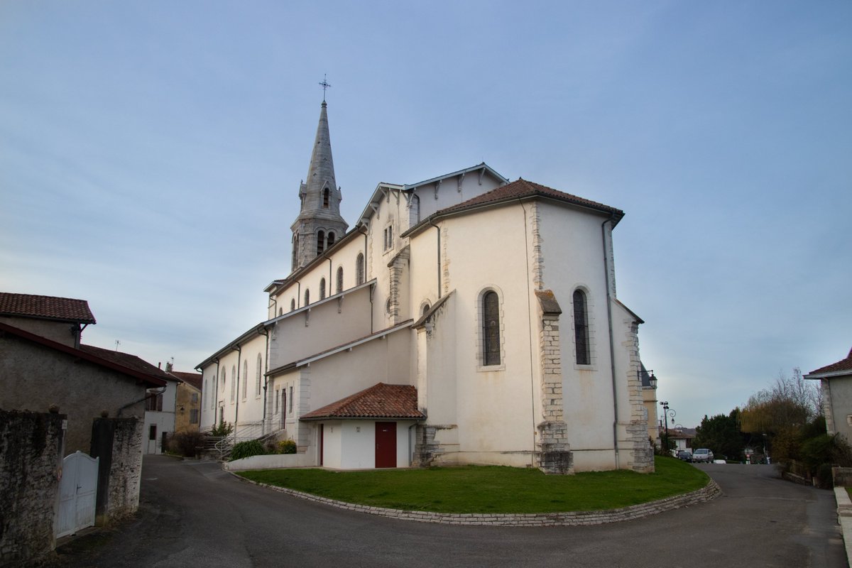 lechochretien's tweet photo. 🔴🇫🇷 𝗔𝗟𝗘𝗥𝗧𝗘 𝗜𝗡𝗙𝗢 — Trois individus se sont introduits en plein jour dans l'église Saint-Jacques-le-Majeur de Bidache, dans les Pyrénées-Atlantiques, pour la CAMBRIOLER.

Un voisin, passant devant l’église, est tombé nez à nez avec les trois voleurs en pleine action et les a directement INTERPELLÉS : « Où tu vas comme ça ? »

Une habitante et sa chienne, dressée pour la défense, ont REJOINT l’intervention du voisin, contribuant à mettre les trois individus en fuite.

La gendarmerie, immédiatement alertée, a réussi à INTERPELLER un suspect.

Malgré cette intervention courageuse, les voleurs sont repartis avec des reliques décrites comme INESTIMABLES par les autorités.

(Source : France 3 Nouvelle-Aquitaine)