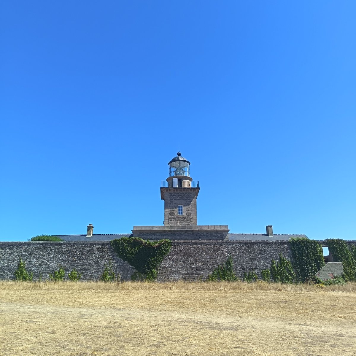 CCharuel's tweet photo. ⚓ Belle découverte du #phare de #Carteret en #Normandie avec ses 58 marches et sa vue incroyable sur le Chemin des Douaniers, la mer, face aux îles de #Guernesey et #Jersey https://t.co/L5oIAil8S9