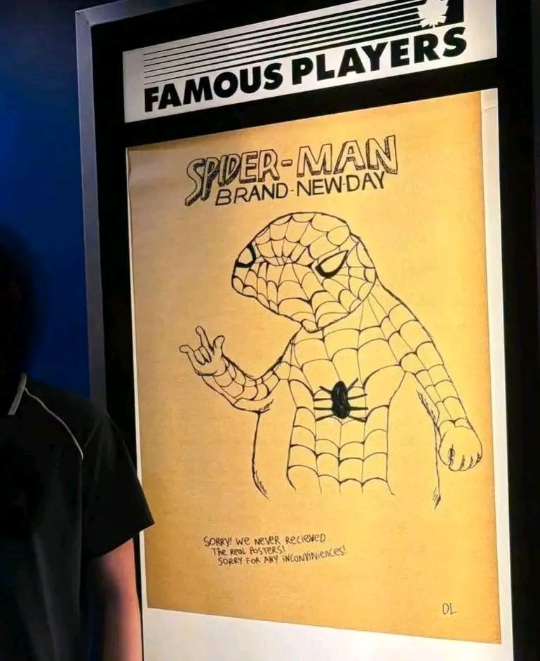 somosgeeksnews's tweet photo. A falta de poster oficial de 'SPIDER-MAN: BRAND NEW DAY', un cine canadiense realizo su propio poster hecho a mano. https://t.co/Jwh2kwjDZe