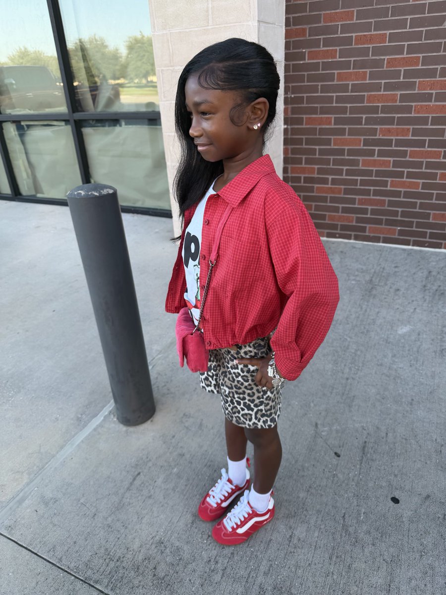 _theSashaFierce's tweet photo. 2nd day of 3rd grade 📌🍎🖍️📚 https://t.co/5oUjcXRTgX