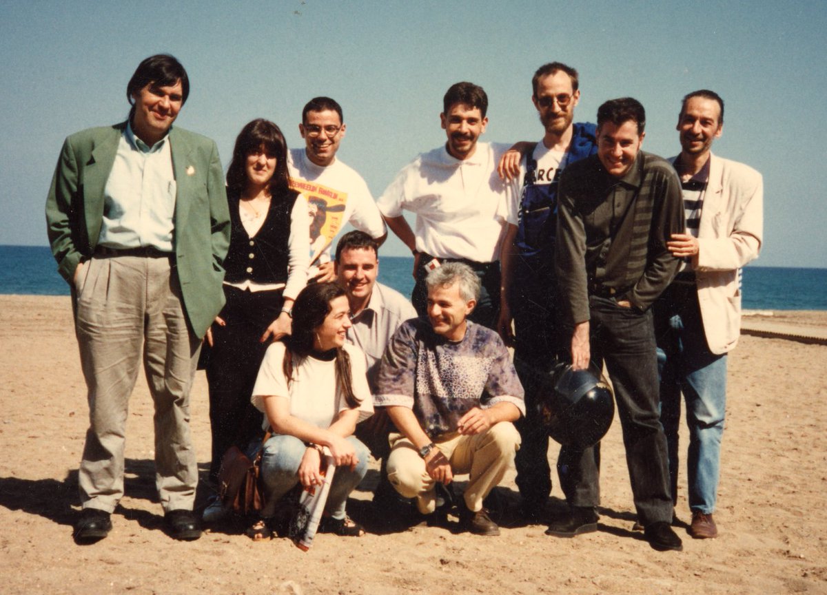 HernanMigoya's tweet photo. @LaCupulaComic en los primeros años 90:
Emilio, jefe de producción; Carmen, ayudante de almacén; yo, redactor jefe; Fernando, jefe de almacén; Jaume, maquetador; Pablópez, diseñador; y Josep Maria, editor. Acuclillados: José, empaquetador; Fina, contable; Isidre, transportista. https://t.co/HnIyPxHIVe
