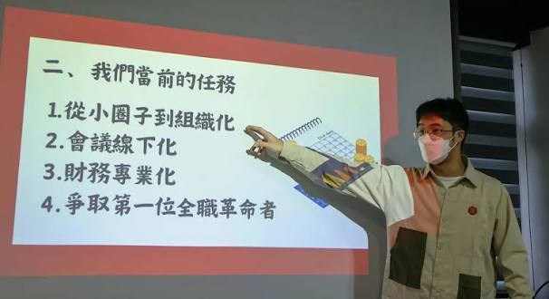 liuguangchui's tweet photo. 几个台湾年轻人，干了件岛上前些年没人敢干的事。
他们在台北开了场会，把原来一个搞左翼活动的小团体换了牌子，新招牌上赫然写着六个字：台湾革命共产党。口号更是把岛内两大党全得罪了，要搞阶级斗争，要推翻现有统治阶层，要在台湾建立共产主义体制。
说实话，乍一听，像是行为艺术。
在台湾，“共产党”三个字，很长一段时间里是被当成脏话用的。民进党骂了三十年，骂成了“抗中保台”的生意经。国民党躲了三十年，躲得连姓什么都快忘了。
年轻人这时候跳出来，把“共产党”当招牌挂出来，等于在庙堂上掀桌子，把蓝绿两边的脸一起打了。