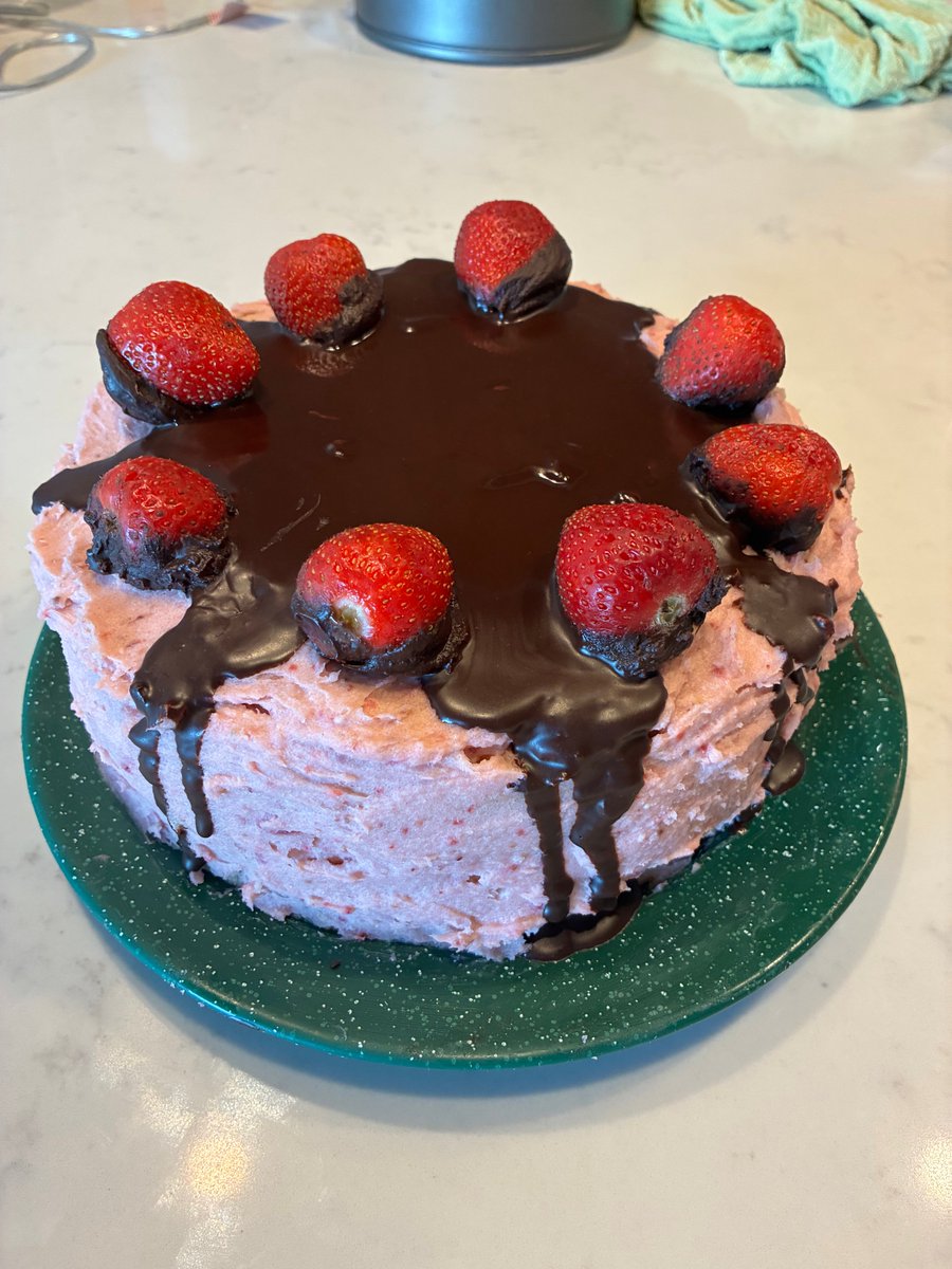 firstclasslever's tweet photo. Baked a strawberry cake! No sugar added too! https://t.co/9CjkaLdPpk