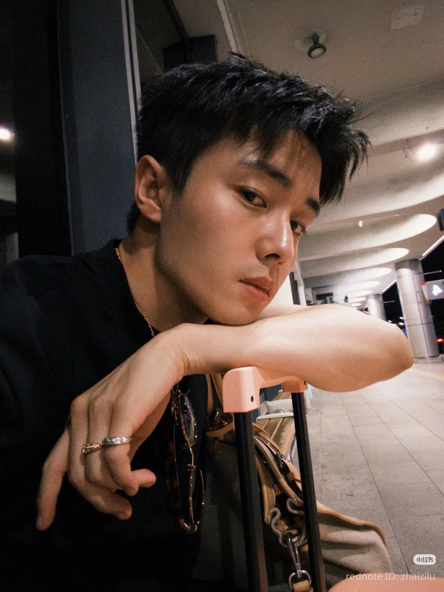 orapanSTphoto's tweet photo. นับหมด ฟินหมดค่ะ
อัพเดตวันเดียวกันทั้งที่เมื่อวานวานซืนก็เงียบ แล้วมาลงวันนี้ ห่างกันแค่2ชมเอง เสื้อก็สีเดียวกัน ขณะเดินทางเหมือนกัน ถ่ายรูปหน้ากระจกก็เหมือนกัน สะพายกระเป๋าเฉียงอีก เอาตรงไหนมาไม่แฟนอ่า🫠
#หงเส้าโร่ว #หมาลู่หย๋าจื่อ
#MaSiChao #ZhaiZiLu
#CasesBetweenUs https://t.co/3qdSFvzRyZ