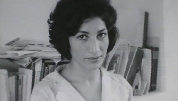 sryalyh623's tweet photo. نعم, أنا التي في عز
هدأة الليل
أمزق رسائل الغرام
مضى بعيدا, إلا أن حبي له
لن يفارق قلبي أبدا
يا نجوم ماذا جرى
كي يتخلى عني؟
_ فروغ فرخزاد
شاعرة إيرانية https://t.co/Ag1wA6XgJN