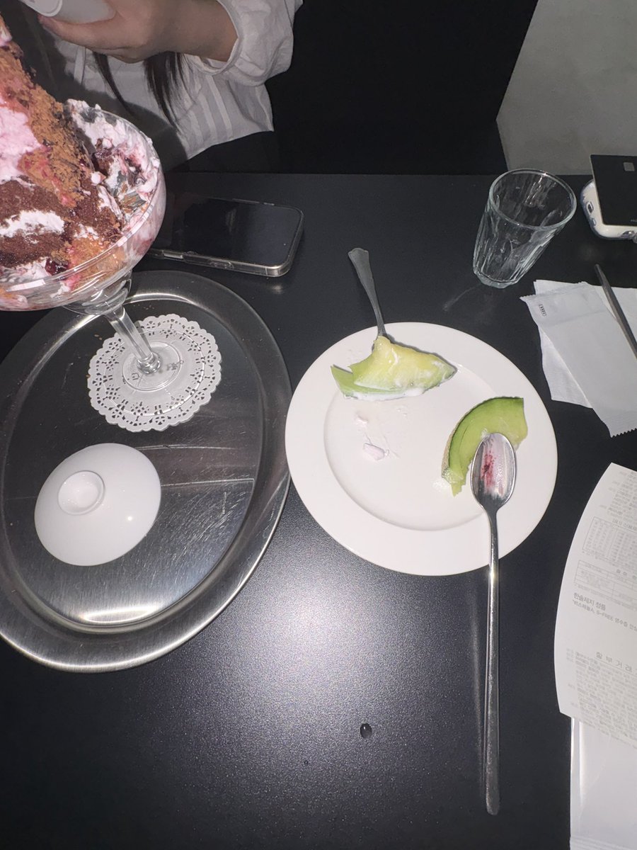 ttimhn's tweet photo. 각자 남자들이랑 사진찍고 이쁜 카페가서 음료 다 먹고 시원한 바람 쐬면서 보정타임 갖기
내가 제일 좋아하는 시간임 https://t.co/3Q4xSR6Mnk