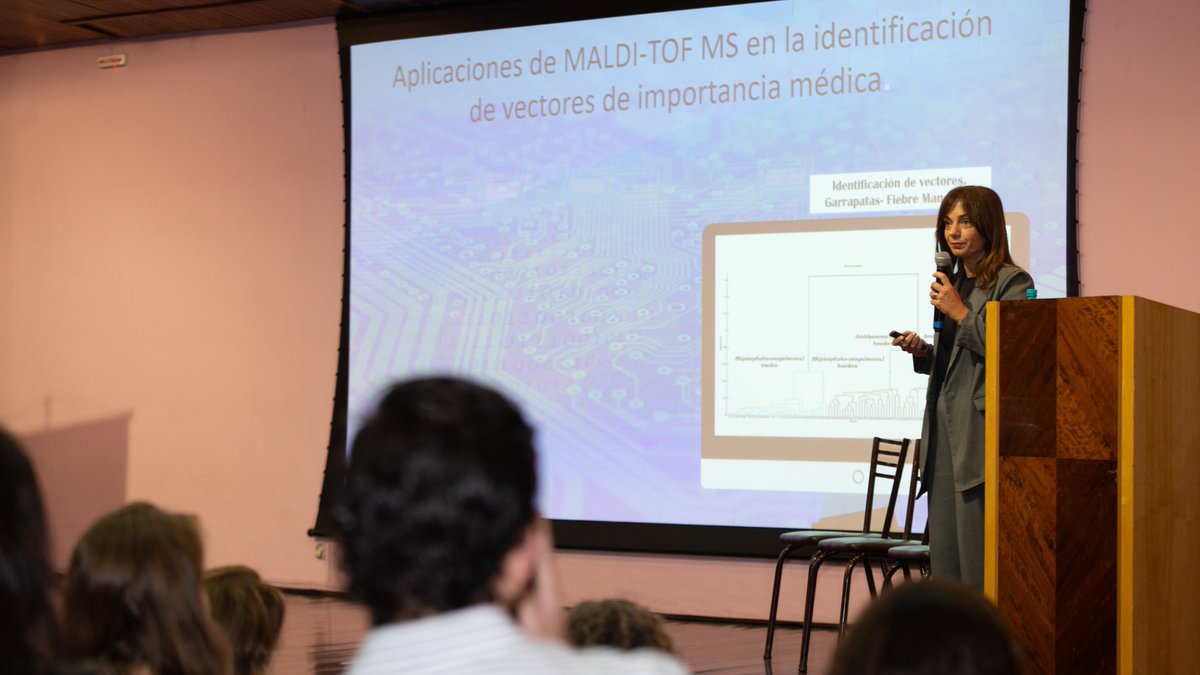 ANLIS_Malbran's tweet photo. INTERCAMBIO CIENTÍFICO INTERNACIONAL

El intercambio científico internacional es una herramienta fundamental para compartir conocimientos, incorporar nuevas perspectivas y contribuir al desarrollo de la investigación, el diagnóstico y la vigilancia del sistema sanitario nacional. En este marco, la Dra. María Florencia Rocca, científica del Laboratorio de Bacteriología Especial del Instituto Nacional de Enfermedades Infecciosas (INEI) de la ANLIS Malbrán, participó del I International Symposium on Phytobacter and Predictive Microbiology, realizado en Curitiba, Brasil.

Durante el encuentro, la Dra. Rocca abordó junto con especialistas de Brasil y Suiza experiencias sobre el uso de tecnologías de última generación aplicadas a la microbiología, como la espectrometría de masas MALDI-TOF y el espectrómetro FTIR, que permiten una identificación bacteriana más rápida y precisa. También explicó los avances desarrollados en el Malbrán para la identificación y caracterización de patógenos emergentes, así como el aporte de estos recursos a la investigación y la vigilancia epidemiológica.

La participación en este tipo de encuentros permite incorporar nuevos conocimientos, generar oportunidades de colaboración científica y consolidar vínculos con referentes internacionales.
