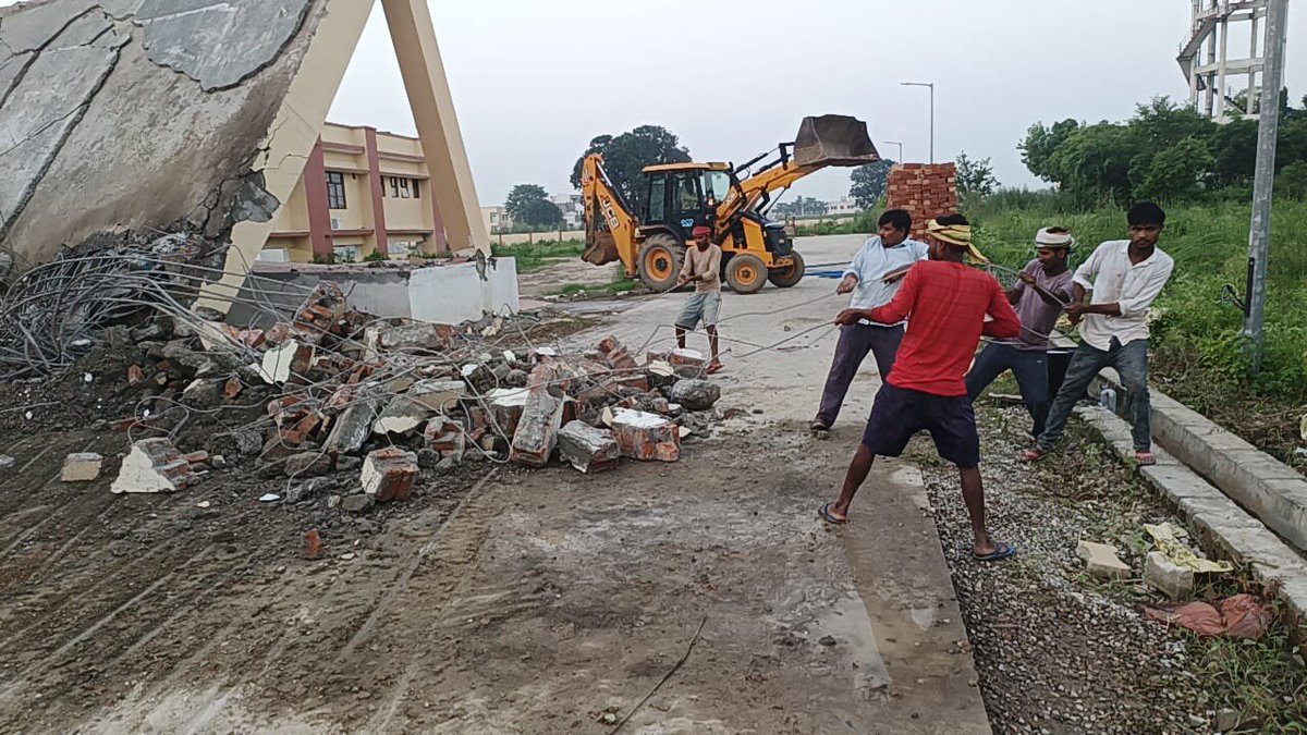 ShrvanPandit2's tweet photo. @myogiadityanath @UPGovt @dgpup @PmModi @PMPradhanSevak शामली की कलेक्ट्रेट में हुआ बड़ा हादसा!नवनिर्माण कलेक्ट्रेट का ट्रेजेडी के ऑफिसर के बाहर पार्किंगका छज्जा गिरा।ट्रैजेडी के ऑफिस के बाहर खड़ीऑफिस के सरकारी गाड़ी,बाइक और रोडी डस्ट की मशीन हुई नष्ट,गाड़ीचालक ने भागकर बचाई जान, https://t.co/GoYFTsrHR6