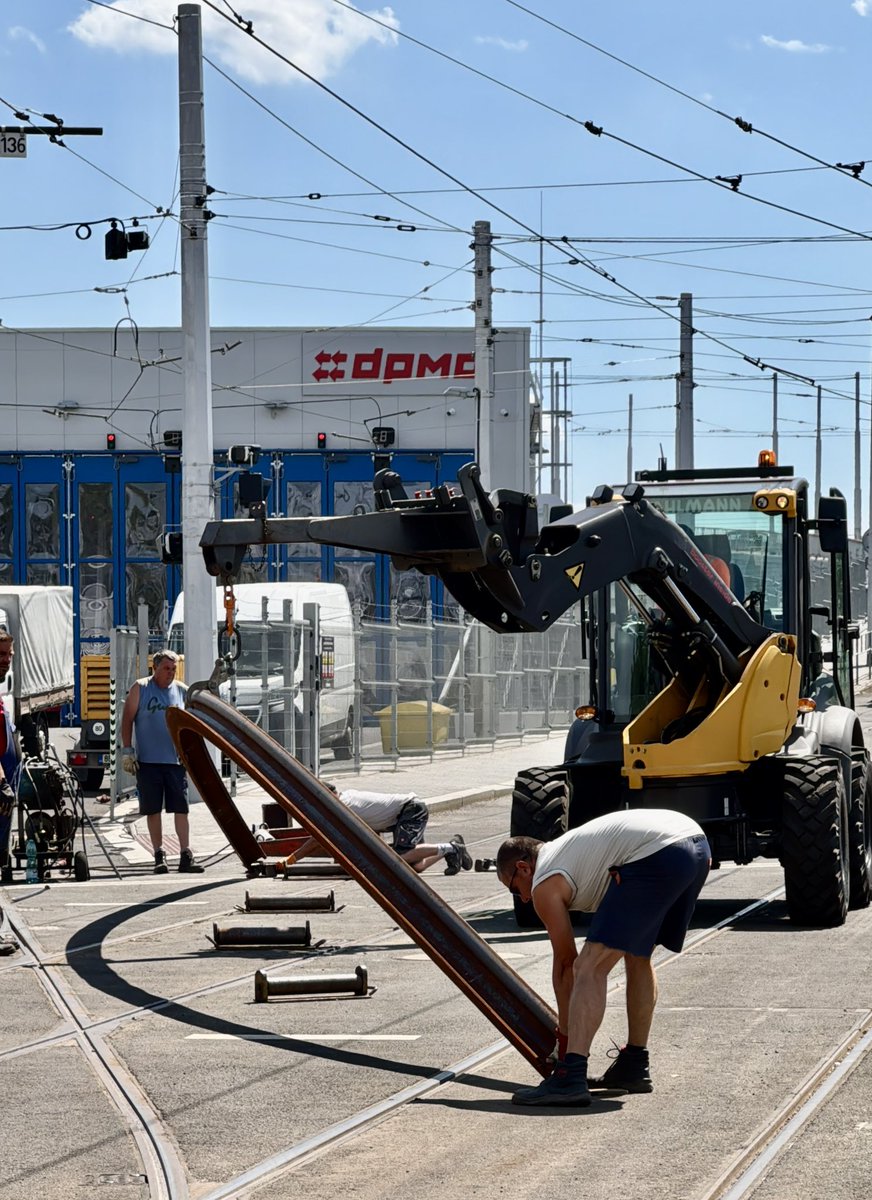 DPMO_official's tweet photo. Práce na opravě výhybek a výměně kolejnic jsou v plném proudu..💪🏼🚋
.
.
.
#dpmo #svamipocelyzivot #mhd #olomouc #oprava https://t.co/ZB5aarO6Qz