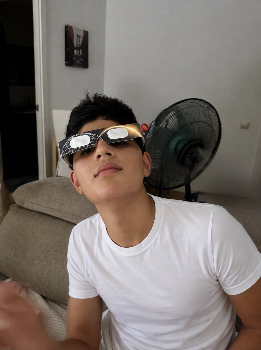 Noelia_posse's tweet photo. El #eclipse lo veremos en la 1. 🌘

Pero nosotros llevamos #preparados desde las seis de la tarde. 😂😎

Aquí los acontecimientos astronómicos no nos pillan improvisando.

Gracias @Josepablo_ls por acordarte también de quienes viven y entienden el mundo de otra manera. 

La inclusión también es esto: hacer posible que nadie se quede fuera de algo tan sencillo como disfrutar juntos de un eclipse. ❤️

#autismoseveronoverbal