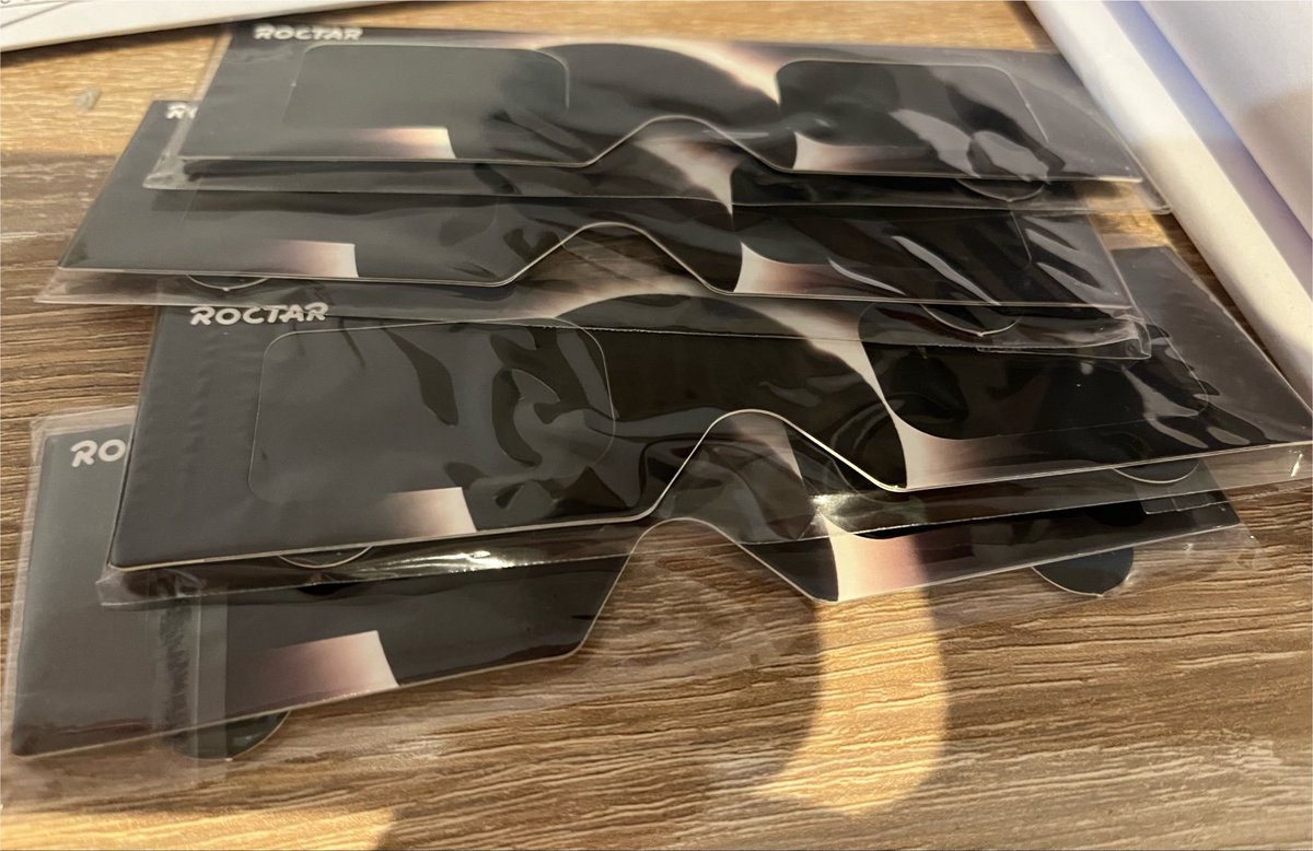 mil0tix's tweet photo. VENDO GAFAS PARA EL ECLIPSE! 120€ la unidad, por cada hora subo el precio en 20€ más https://t.co/vBjxMN0knJ