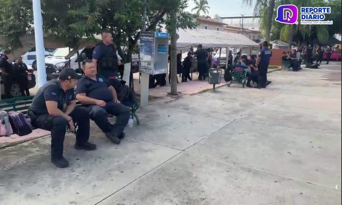 reportediariopv's tweet photo. POLICÍAS DE BAHÍA DE BANDERAS SUSPENDEN LABORES Y EXIGEN RESPUESTAS TRAS DETENCIONES
Piden conocer por qué fueron detenidos sus compañeros.
Aseguran que existe temor entre los elementos.
Leer nota: https://t.co/bKQsyH5zWn
Redacción: César Langarica.
#bahiadebanderas https://t.co/hLubWJ8PTF