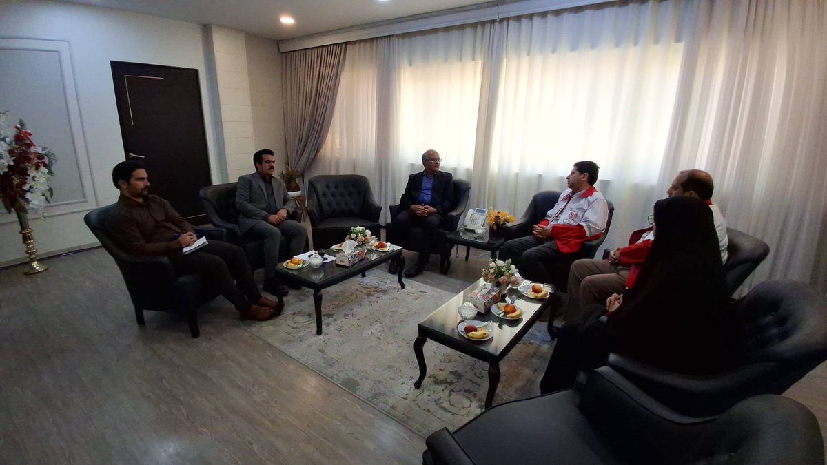 sb_rcs's tweet photo. 🔻 بررسی ظرفیت استان برای راه‌اندازی مرکز دیالیز
دکتر چرخساز، معاون مراکز دیالیز هلال‌احمر، به همراه سیدمحمدمهدی سجادی، مدیرعامل جمعیت هلال‌احمر استان، با رئیس دانشگاه علوم پزشکی زاهدان دیدار و درباره ظرفیت بیماران دیالیزی و نیازهای درمانی استان گفتگو کردند. https://t.co/MypHztPWFw