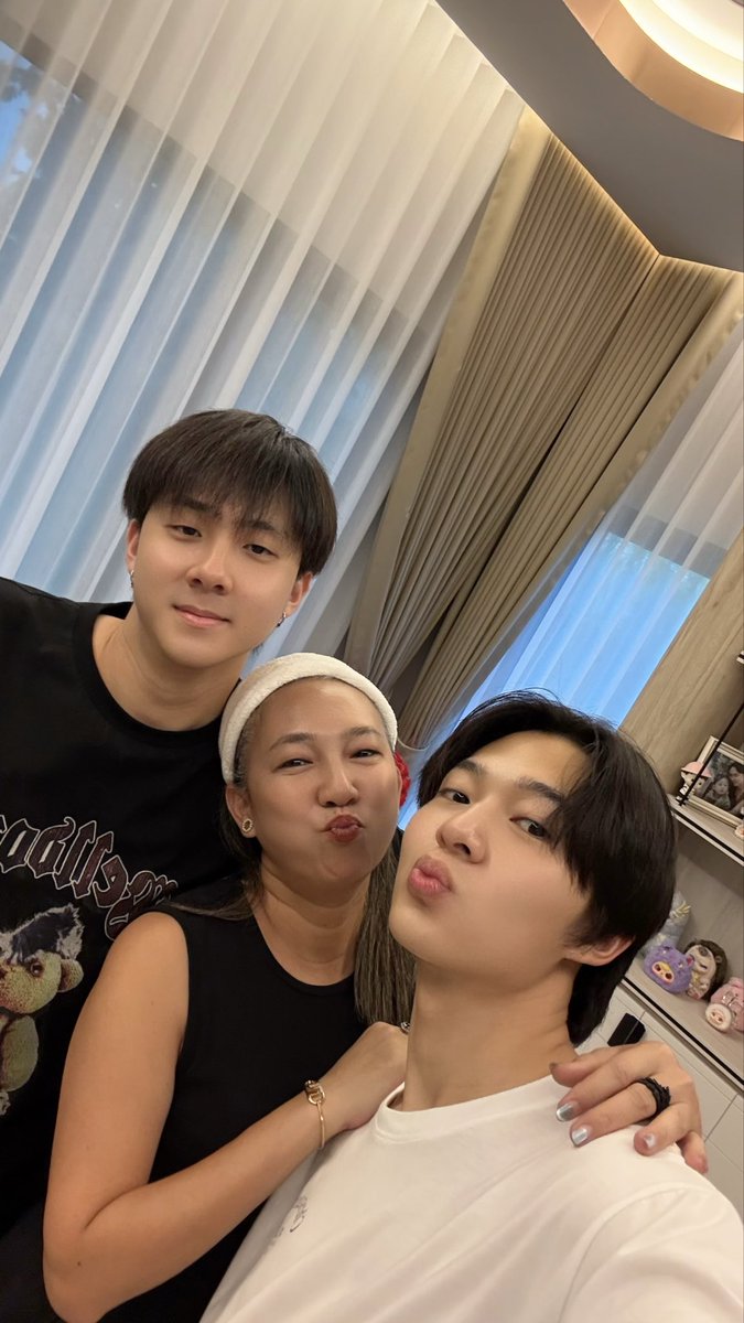 CwrNew's tweet photo. ฉุกฉันวันแม่ ❤️😘 https://t.co/Y7AKX1B1yY