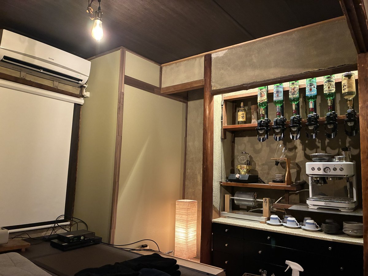 kantyan888's tweet photo. 僕の自宅は古い木造でめっちゃ昭和の実家っぽいんですよねぇ

で、その自宅でさっきから仏壇も無いのになんか線香の香りがするんですよ

わりとはっきりと、、、

親父が亡くなった時に（母ちゃんはもっと前に亡くなってます）実家も売ったから親父も母ちゃんもお盆に帰るとこ無くてうちにきたんかなあ https://t.co/S9EDmal0Eh