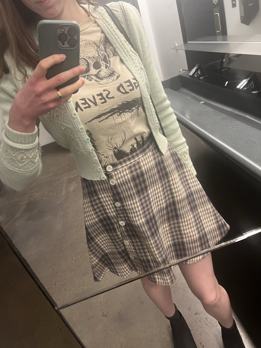 TannisA7X's tweet photo. libad merch is so easy to dress up for the office https://t.co/6vXUp8fi0B