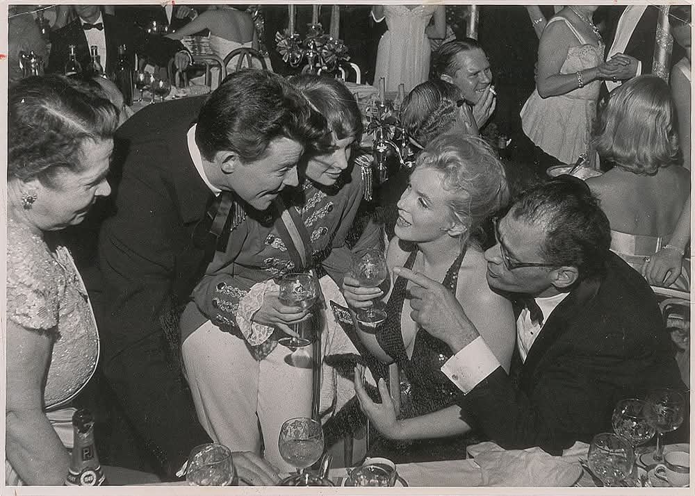 Clubpassionmar2's tweet photo. Bonne journée de mercredi.
Have a sweet Wednesday.
#Marilyn #marilynmonroe #clubpassionmarilyn #mondanités #waldorfastoria #arthurmiller #balàparis #elsamaxwell #gerardphilipe #LeslieCaron #JeanMarais https://t.co/9Rdf7H5du8