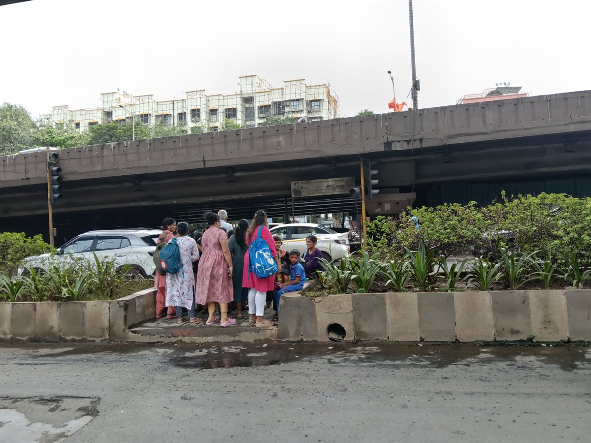 brij12s's tweet photo. @mybmc @AshwiniBhide @Devendra_Office  We strongly suggest to put speedbreakers on the parallel internal road next to Bimbisar nagar bus stop, Goregaon East. This causes lot of issues for school going children and elders.Please take action urgently. https://t.co/BbxARUOwgK