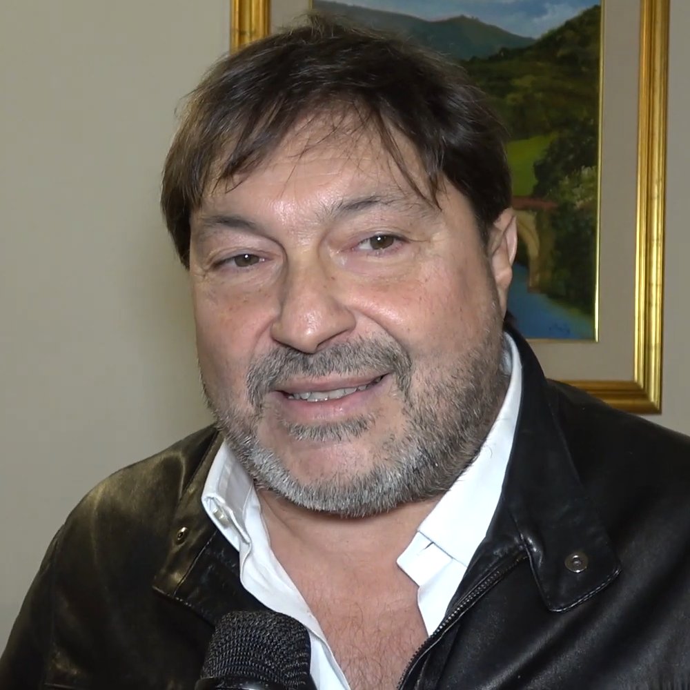 strange_days_82's tweet photo. Per anni è stato l’idolo intoccabile di una certa sinistra: il volto “puro” di Report, quello che puntava il dito sempre nella stessa direzione, servizi a senso unico, moralismo a go-go e applausi garantiti dalla platea progressista. 
Ogni puntata sembrava una messa, ogni inchiesta una crociata. Criticarlo? Era quasi eresia.
Poi è arrivata la vicenda. 
Bomba sotto casa a ottobre 2025. 
Arresti degli esecutori. 
Il 10 agosto il suo amico Valter Lavitola finisce in carcere come presunto mandante. 
E oggi, 12 agosto 2026, Lavitola ha confessato: sì, è lui il mandante. 
Secondo le sue dichiarazioni all’interrogatorio, lo avrebbe fatto “per tutelare l’incolumità” del giornalista, per fargli aumentare la scorta dopo tentate aggressioni. 
Gli inquirenti, però, ricostruiscono tutt’altro: non per zittire il giornalista “scomodo”, ma per gonfiarne la popolarità e spingerlo verso una candidatura politica. Con chat, sondaggi e progetti di “bingo” se lo cacciavano dalla Rai.
Aggiungici le mail aziendali girate all’amico imprenditore, i giudizi interni sulla Rai e sui colleghi, il Comitato etico in fermento, Salvini che chiede la sospensione e voci sempre più forti di sostituzione (o di Report senza conduttore).  
Il moralista che doveva smascherare i poteri forti si ritrova intrecciato con uno di quei personaggi che di solito finivano sotto le sue telecamere. 
E adesso ha pure la confessione dell'amico che gli ha messo la bomba davanti casa.  
L’idolo usa-e-getta della sinistra senza leader ha fatto il suo ciclo. 
Ora resta solo da vedere quanti di quelli che ieri lo acclamavano oggi faranno finta di non conoscerlo. 
La stella è finita. 
E non è stata una “pista nera” a spegnerla.
#Ranucci #Lavitola #Report #sinistra