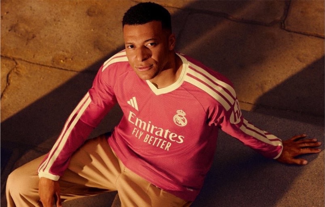 TouchlineX's tweet photo. 🚨 Real Madrid will debut their newly unveiled 3rd kit against Deportivo La Coruña in the Teresa Herrera Trophy tonight. https://t.co/PfiKDG1GXI
