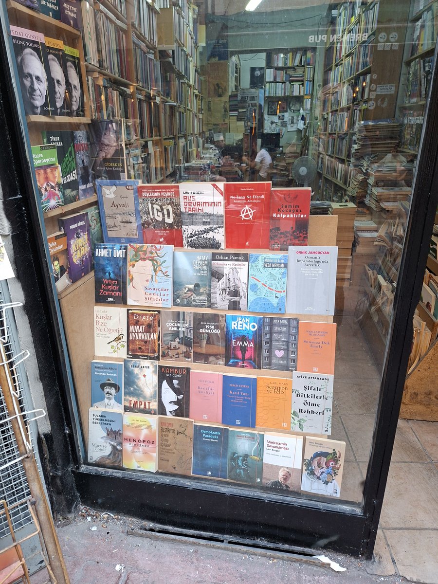 semerkantkemal's tweet photo. #Vitrin 📚 ✍️
#semerkantkitabevi #istiklalcaddesi #süslüsaksısokak #beyoğlu #taksim #istanbul #turkey #türkiye #kitapçıkemal #kitapçı #kitabevi #bookstore #bookshop #kesfet #semerkantkemal https://t.co/Jim8fFghL2