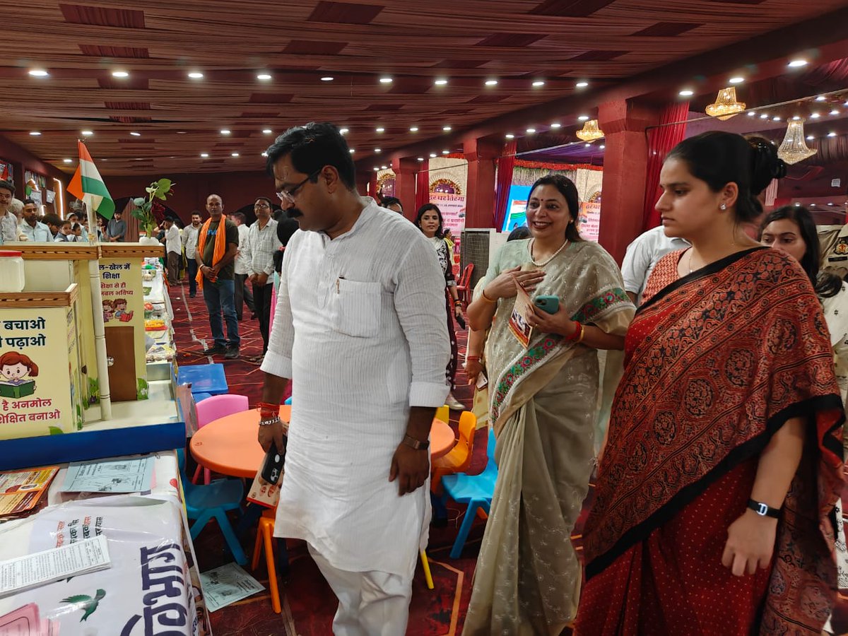 CdoBulandshahr's tweet photo. #HarGharTiranga 🇮🇳अभियान अंतर्गत मा. जनप्रतिनिधिगण की उपस्थिति में भव्य #तिरंगा_कॉन्सर्ट, #तिरंगा_मेला एवं #तिरंगा_प्रदर्शनी का आयोजन किया गया। विभिन्न विभागों द्वारा तिरंगे से प्रेरित उत्पाद, कलाकृतियाँ, राखी आदि के स्टॉल लगाए गए, जिनका मा. जनप्रतिनिधिगण ने भ्रमण कर सराहना की। https://t.co/pkHkG8vUuj