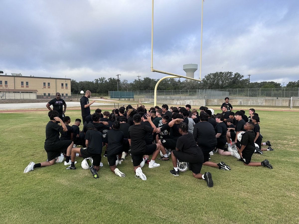 CoachReardon_'s tweet photo. It’s always a great day to be a Bernal Black Knight!!! Very excited for the season ahead 🏈 @BernalKnights https://t.co/ADyhHURdF0