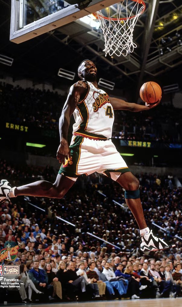 micolbenderovr's tweet photo. Shawn kemp vs Lebron who winning https://t.co/YoA9dK9ImU