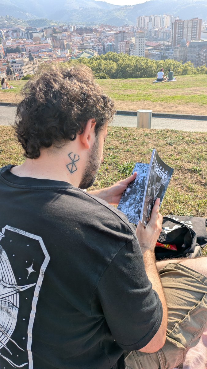 daniesteca's tweet photo. Aquí, esperando para ver el eclipse. Sí, en efecto gente, soy uno más, soy un fan de BÉRSERK, no podía ser perfecto. https://t.co/RGgYmKyhhk